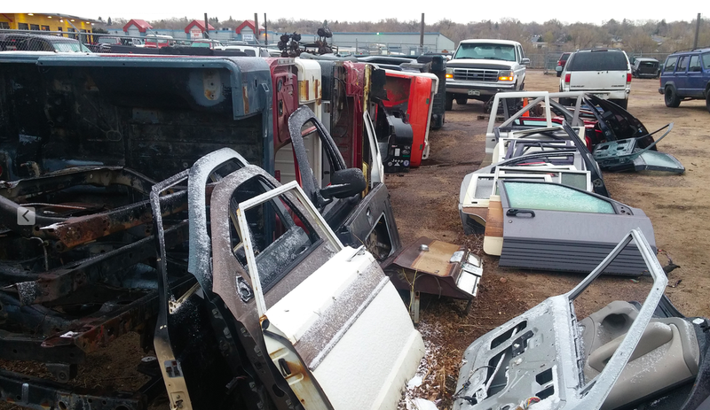 Illustration for article titled This Amazing Indoor Jeep Junkyard Is My Heaven On Earth